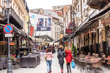 Romanya 'nın eski Bükreş kentinde bir sürü öğrenciyle sokak manzarası.