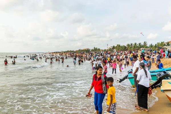 Gente Local Relajándose Playa Negombo Sri Lanka Días Festivos Del — Foto de Stock