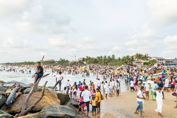 Gente Local Relajándose Playa Negombo Sri Lanka Días Festivos Del — Foto de Stock