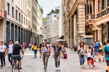 İtalya 'nın Milano şehrindeki alışveriş merkezindeki tipik sokak manzarası. 