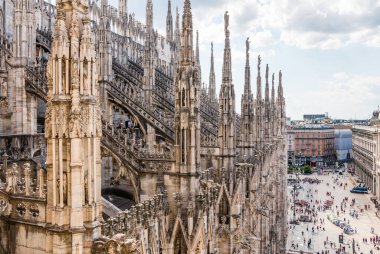 Milan Katedrali 'nin (Duomo di Milano), İtalya' nın Lombardy kentindeki katedral kilisesinin tepesinde heykeller bulunan güzel mimari detaylar. Aziz Mary 'nin doğuşuna adanmıştır..