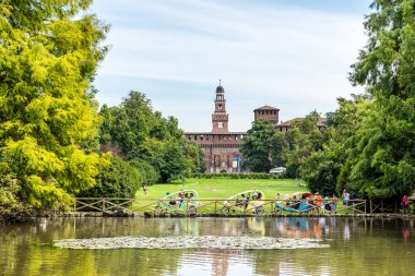 Sforza Kalesi Kulesi (Castello Sforzesco), 15. yüzyılda Milan Dükü Francesco Sforza ve İtalya 'nın Milano kentinde büyük bir şehir parkı olan Parco Sempione tarafından inşa edilmiştir..