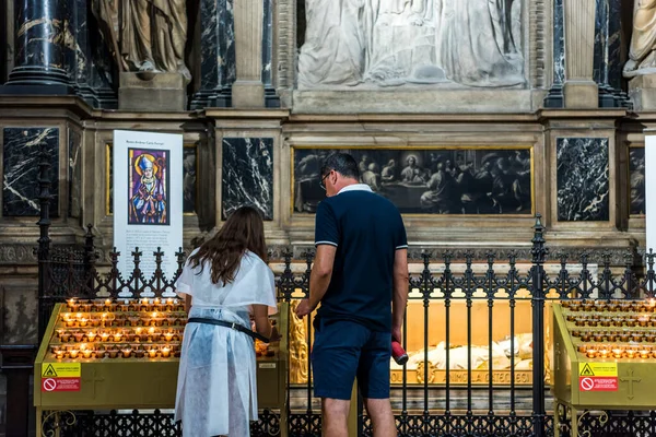 Una Pareja Aligerando Velas Dentro Catedral Milán Duomo Milano Iglesia — Foto de Stock