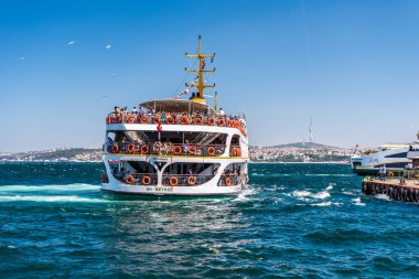 Avrupa ile Asya arasındaki kıta sınırının bir parçası olan Türkiye 'nin İstanbul Boğazı' nda seyahat eden bir turist gemisi görülüyor.