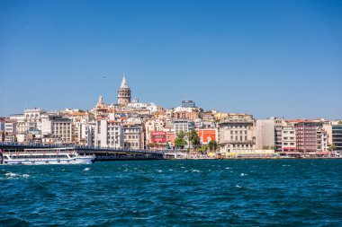 Altın Boynuz 'un İstanbul' un Galata semtindeki Galata Kulesi (Galata Kulesi) ile kesiştiği kuzey kesimindeki güzel binalar ve köprüler.