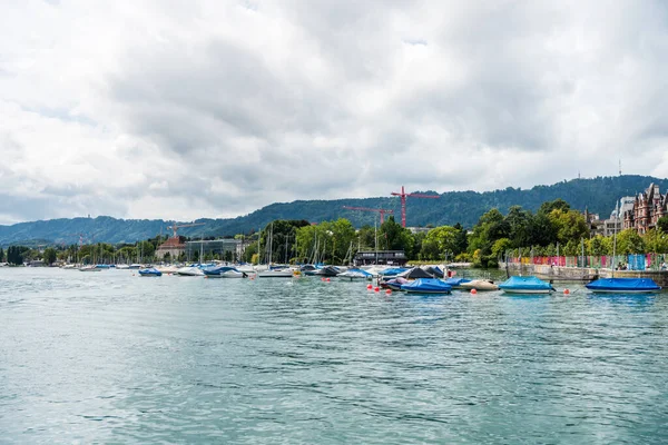 Lodě Parkování Jezeře Curych Pozadím Krásné Budovy Břehu Jezera Curychu — Stock fotografie