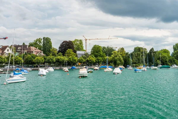 Barcos Estacionamento Lago Zurique Com Fundo Belo Edifício Margem Lago — Fotografia de Stock