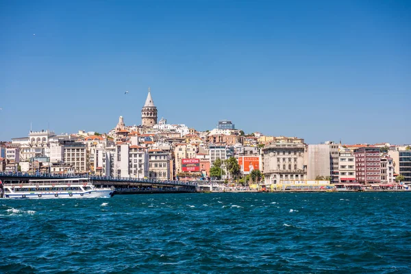 Altın Boynuz 'un İstanbul' un Galata semtindeki Galata Kulesi (Galata Kulesi) ile kesiştiği kuzey kesimindeki güzel binalar ve köprüler.