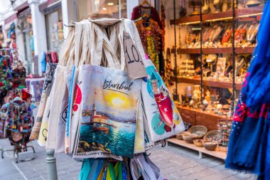 İstanbul, Türkiye 'de yoğun bir yaz gününde Tekstil Torbası renkli hediyelik eşya ve hediyelik eşya dükkanları önünde hediyeler