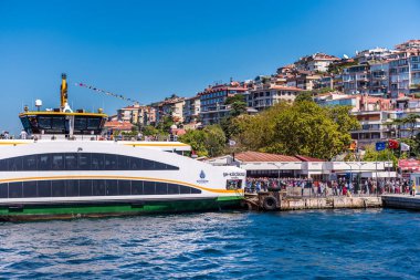 İstanbul, İstanbul, Türkiye 'deki Uskudar limanına park etmiş bir sürü yolcuyla birlikte İstanbul' un Anadolu kıyısındaki Boğaz kıyısında bir yolcu gemisinde seyahat edin..