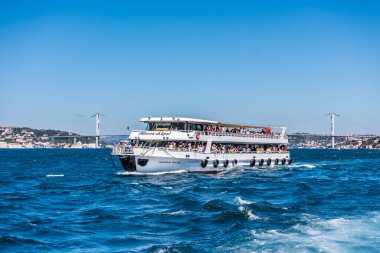 Avrupa ile Asya arasındaki kıta sınırının bir parçası olan Türkiye 'nin İstanbul Boğazı' nda seyahat eden bir turist gemisi görülüyor.