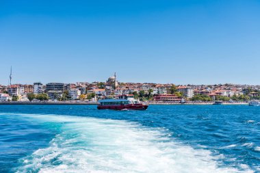 Avrupa ile Asya arasındaki kıta sınırının bir parçası olan Türkiye 'nin İstanbul Boğazı' nda seyahat eden bir turist gemisi görülüyor.