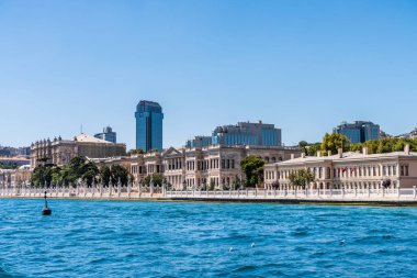 İstanbul 'un Beşiktaş ilçesinde yer alan Dolmabahce Sarayı, Osmanlı İmparatorluğu' nun ana idari merkezi olarak hizmet verdi.  