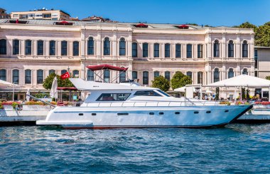 Avrupa ile Asya arasındaki kıta sınırının bir parçası olan Türkiye 'nin İstanbul Boğazı' nda seyahat eden bir turist gemisi görülüyor.