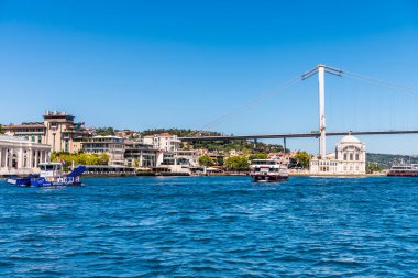 İstanbul 'da boğazın kıyısındaki güzel binalarla İstanbul Boğazı' ndan geçen Boğaz Köprüsü 'nün güzel manzarası İstanbul Boğazı' nda seyreden bir yolcu gemisinin manzarası.