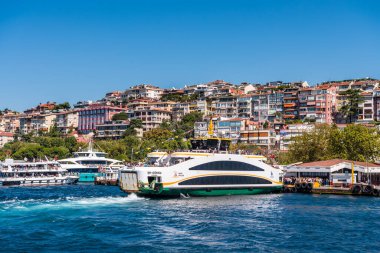 İstanbul, İstanbul, Türkiye 'deki Uskudar limanına park etmiş bir sürü yolcuyla birlikte İstanbul' un Anadolu kıyısındaki Boğaz kıyısında bir yolcu gemisinde seyahat edin..