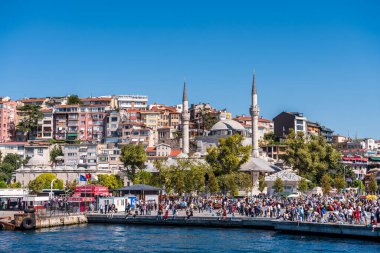 Mihrimah Sultan Camii 'nin geçmişiyle, Mihrimah Sultan Süleyman' ın kızı Mihrimah Sultan 'ın emrindeki mimar Sinan tarafından yaptırılan Uskudar limanı yakınlarındaki meydanda bir sürü insan tatilde.