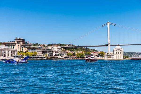 İstanbul 'da boğazın kıyısındaki güzel binalarla İstanbul Boğazı' ndan geçen Boğaz Köprüsü 'nün güzel manzarası İstanbul Boğazı' nda seyreden bir yolcu gemisinin manzarası.