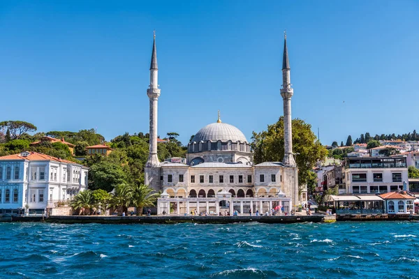 Prachtige Moskee Herenhuizen Aan Kustlijn Helling Met Turkse Nationale Vlag — Stockfoto