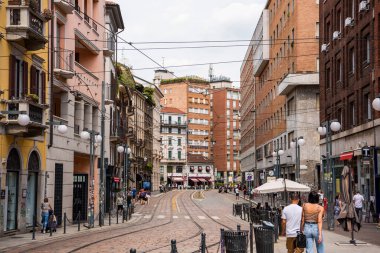 Porta Ticinese 'in yanındaki S. Ambrogio semtlerinin sokak manzarası, Porta Ticinese ve Antica Porta Ticinese arasındaki moda butikler ve restoranlarla dolu.