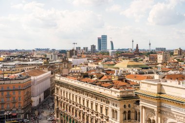   Milan 'ın eski şehir merkezinin güzel çatıları ve Milan, Lombardy, İtalya katedralinin tepesinden manzarası.. 