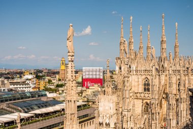 Milan Katedrali (Duomo di Milano), İtalya 'nın Lombardiya katedrali, Milan Katedrali' nin güzel binasının tepesindeki heykellerle ilgili mimari detaylar. Aziz Mary 'nin doğuşuna adanmıştır..