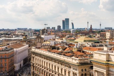   Milan 'ın eski şehir merkezinin güzel çatıları ve Milan, Lombardy, İtalya katedralinin tepesinden manzarası.. 