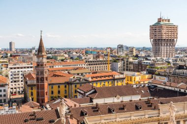   Milan 'ın eski şehir merkezinin güzel çatıları ve Milan, Lombardy, İtalya katedralinin tepesinden manzarası.. 