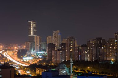 İstanbul Atasehir 'in Asya yakasında çağdaş gökdelenlerin gece görüntüsü İstanbul, Türkiye' nin Asya yakasında yer almaktadır..