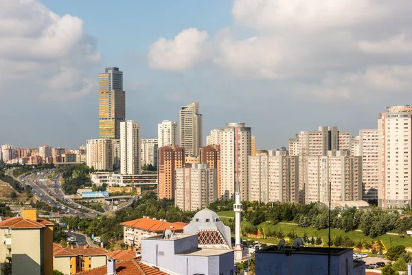 İstanbul 'un Atasehir' deki Asya tarafında yer alan modern ufuk çizgileri, İstanbul, Türkiye 'nin Asya yakasında yer almaktadır..
