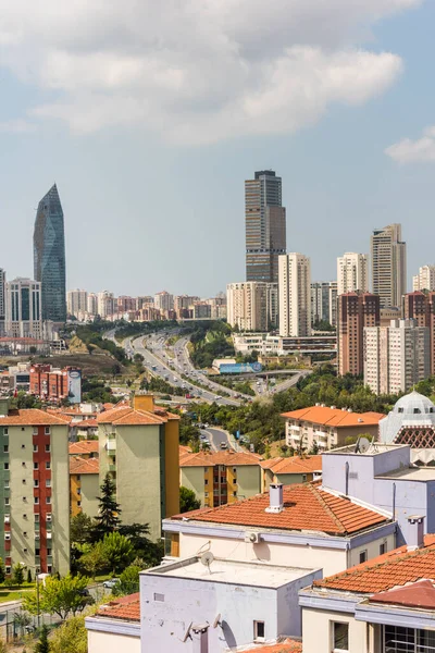İstanbul 'un Atasehir' deki Asya tarafında yer alan modern ufuk çizgileri, İstanbul, Türkiye 'nin Asya yakasında yer almaktadır..