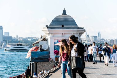İstanbul, İstanbul, Türkiye 'deki Uskudar' daki Corniche parkında, İstanbul Boğazı 'nın Anadolu kıyılarında yürüyen insanlar.