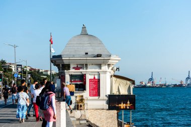 İstanbul, İstanbul, Türkiye 'deki Uskudar' daki Corniche parkında, İstanbul Boğazı 'nın Anadolu kıyılarında yürüyen insanlar.