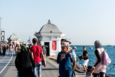 İstanbul, İstanbul, Türkiye 'deki Uskudar' daki Corniche parkında, İstanbul Boğazı 'nın Anadolu kıyılarında yürüyen insanlar.