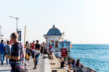 İstanbul, İstanbul, Türkiye 'deki Uskudar' daki Corniche parkında, İstanbul Boğazı 'nın Anadolu kıyılarında yürüyen insanlar.