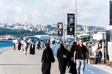 İstanbul, İstanbul, Türkiye 'deki Uskudar' daki Corniche parkında, İstanbul Boğazı 'nın Anadolu kıyılarında yürüyen insanlar.