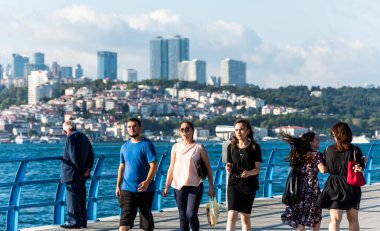 İstanbul, İstanbul, Türkiye 'deki Uskudar' daki Corniche parkında, İstanbul Boğazı 'nın Anadolu kıyılarında yürüyen insanlar.