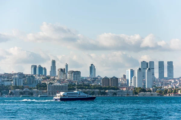Avrupa ile Asya arasındaki kıta sınırının bir parçası olan İstanbul Boğazı 'nı geçen bir yolcu gemisi, 