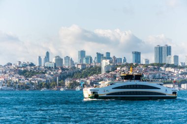 Avrupa ile Asya arasındaki kıta sınırının bir parçası olan İstanbul Boğazı 'nı geçen bir yolcu gemisi, 