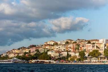 İstanbul, İstanbul, Türkiye 'deki Uskudar' da, İstanbul Boğazı 'nın Anadolu kıyısında gün batımında güzel binalar.