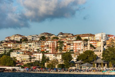 İstanbul, İstanbul, Türkiye 'deki Uskudar' da, İstanbul Boğazı 'nın Anadolu kıyısında gün batımında güzel binalar.