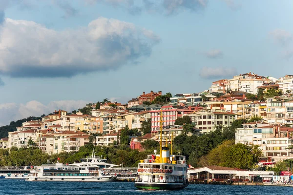 İstanbul, İstanbul, Türkiye 'deki Uskudar' da, İstanbul Boğazı 'nın Anadolu kıyısında gün batımında güzel binalar.