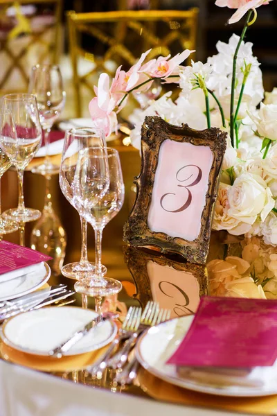 Çiçeklerle düğün masası dekorasyonu