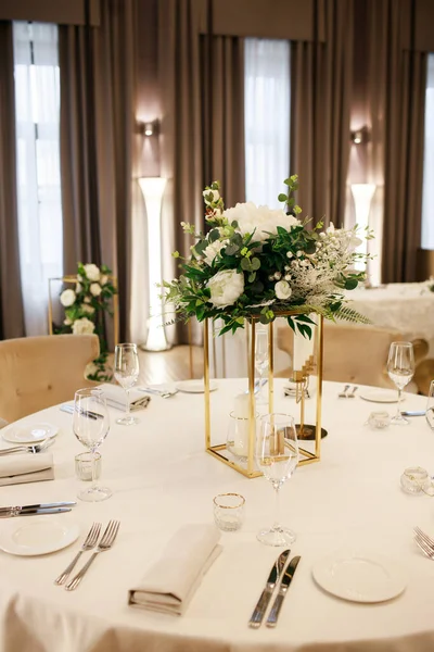 Klasik düğün süslemeleri beyaz ve kahverengi