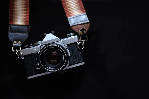 Retro camera met riem — Stockfoto