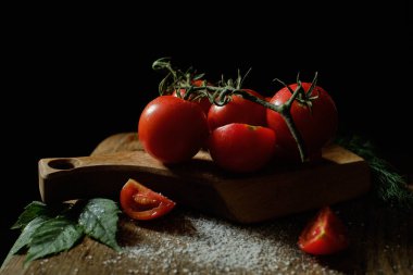 Masada tuz ve yeşillik ile taze domates