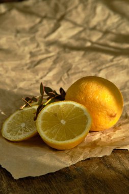 Bir grup limon kraft kağıda uzanıyor..