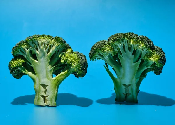 Brokoli dengan latar belakang biru — Stok Foto