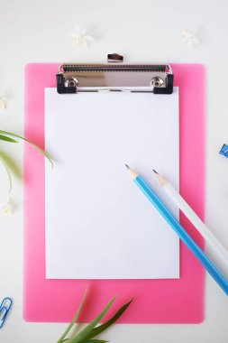 yazma araçları ve Pano pembesi. 