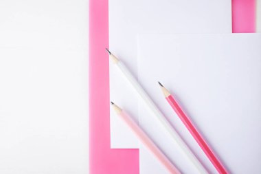 Pembe pano, kağıt ve kalem grubu..